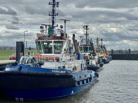 Schlepper-Fähren am Hafen von Bremerhaven