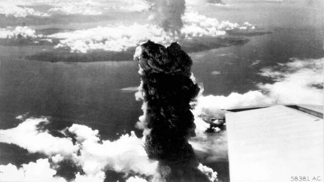 75 let od svržení bomb na Hirošimu a Nagasaki 6. srpna roku 1945 svrhl letoun Enola Gay atomovou bombu Little Boy na japonské město Hirošima. O pouhé tři dny později, tedy 9. srpna, dopadla atomová bomba Fat Man na město Nagasaki.