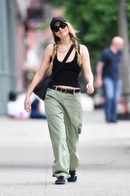 Jennifer Lawrence's Urban Chic: A Stylish Stroll Out in New York City - tinnews365