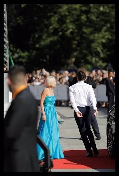 FOTO: Zuzana Donutilová přijela v modrých šatech odhalujících ramena. – stránka 5