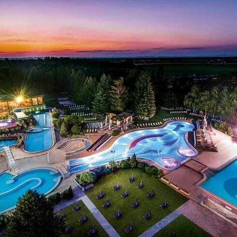 Johannesbad Therme večer