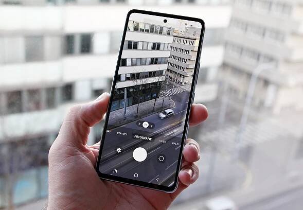 Obhajuje pozici hitu, ale má to těžké. Test Samsungu Galaxy A53