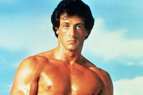 Osmnáctiletá dcera Rockyho je krásnou modelkou. Díky otci však zvládá sebeobranu na jedničku