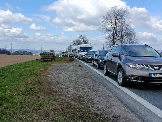Za Brodem zdrží řidiče opět kolony. U Květnova staví stěnu proti hluku