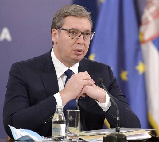 Aleksandar Vučić (* 5. března 1970, Bělehrad) je bývalý předseda srbské vlády a od roku 2017 srbský prezident. Ve vládě Ivici Dačiće, která vládla v letech 2012-2014, zastával resort ministra obrany, byl generálním sekretářem Národní bezpečnostní rady. V současné době je rovněž předsedou Srbské pokrokové strany (SNS) (nahradil Tomislava Nikoliće, který se stal prezidentem). Vzděláním je právník. ▬ Jako ministr informací za vlády Slobodana Miloševiće zavedl Vučić restriktivní opatření vůči novinářům, zejména během kosovské války. Od založení nové strany v roce 2008 se odklonil od své původní krajně pravicové a tvrdě euroskeptické platformy k proevropským, konzervativním a populistickým politickým postojům. Ve volbách v roce 2012 zvítězila koalice vedená SNS a Srbská pokroková strana se poprvé stala součástí vlády. Poté, co se v roce 2014 stal předsedou vlády, slíbil, že bude pokračovat v procesu přistoupení k Evropské unii (EU), privatizovat státní podniky a liberalizovat ekonomiku.