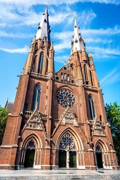 Stáhnout - Fasáda římské katolické Saint Catharine církve (Catharinakerk) v Eindhoven, Nizozemsko. Kostel v gotickém stylu. — Stock obrázek