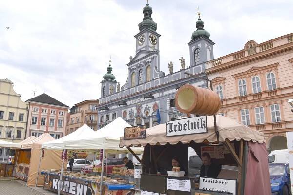 V Budějovicích začaly jarní trhy. Podívejte se, kolik dáte za občerstvení