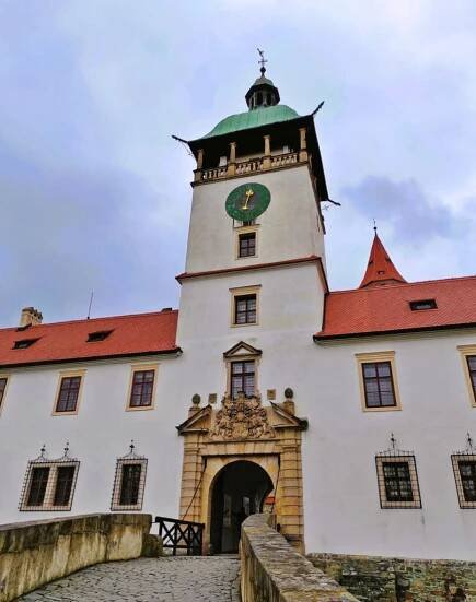Velikonoční pozdrav z hradu Bouzov | Cesty Sem Tam