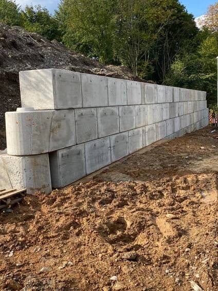 Jílové u Prahy - opěrná stěna - betonový bloky - MegaBeton - betonový blok