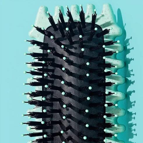 TikTok's Viral Bounce Curl Define EdgeLift Brush Transformed My Curls For A Defined, Frizz-Free Finish