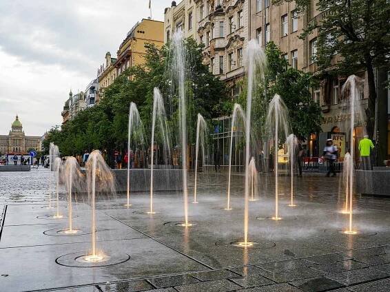 FOTO: Na Václavském náměstí tryská od poloviny května voda z nové fontány