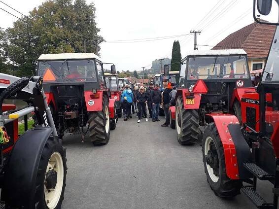 VIDEO: Jede traktor, je to Zetor. V Třeštici na návsi vrčeli plechoví miláčci