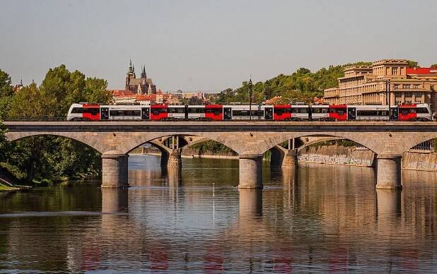 Nový jízdní řád v PID: Expanze spěšných vlaků na Kolín i nové průjezdné vlaky v Praze