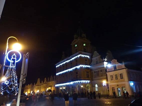 Domažlické náměstí přivítalo zpěvem advent, perníčky šly na dračku