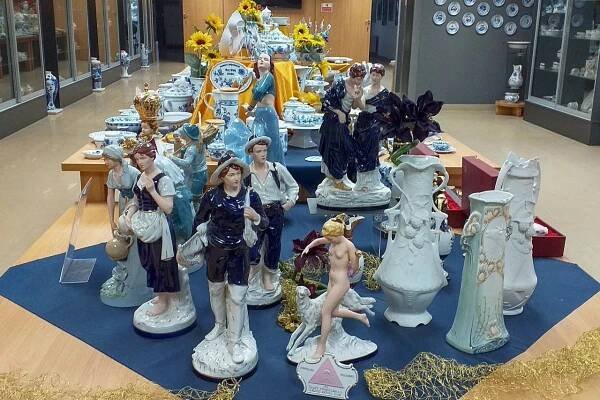 V Dubí mají Dům porcelánu s modrou krví. Klasický cibulák doplňují i netradiční barevné dekory | Střední Čechy