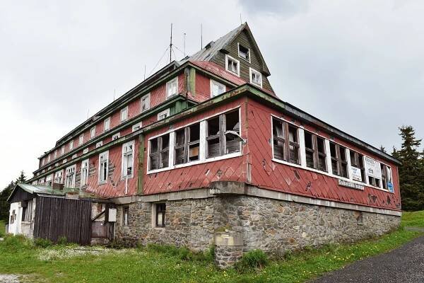 Sokolská bouda: Dříve chlouba Krkonoš, dnes chátrající ruina