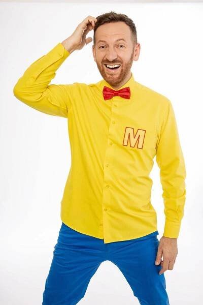 Miro Jaroš v novom klipe „Dospelý“, vzdáva hold každému poctivému zamestnaniu, aj smetiarovi, či krajčírke | CS MUSIC
