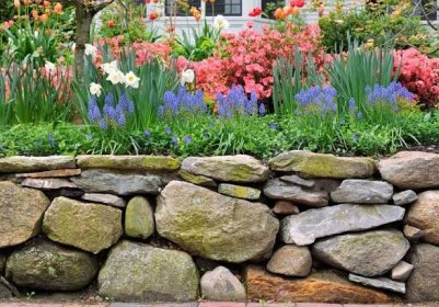 Kamenná zídka tvořící terasovitost zahrady a postavená na sucho (Zdroj: Shutterstock)