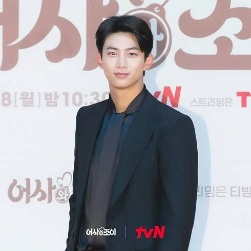 Secret Royal Inspector & Joy diváky rozesměje a pobaví. Taecyeon a Kim Hye Yoon vsadili na komediální herectví a vy si to