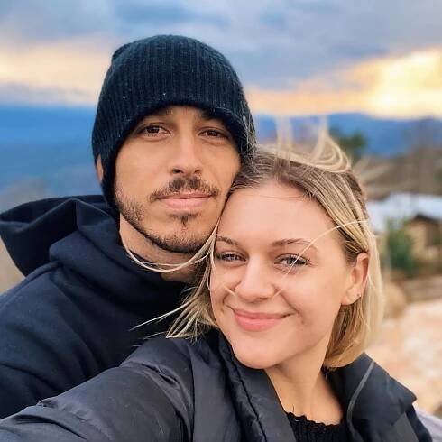 Morgan Evans and Kelsea Ballerini selfie.