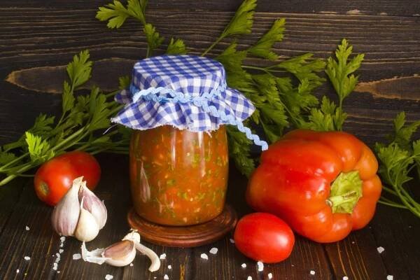 Lutenitsa je bulharská omáčka z paprik a rajčat. Krok za krokem recept s fotografií