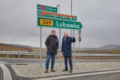 FOTO: Polský velvyslanec navštívil EPO1 a Autostyl, u hranic debatoval o D11 | Trutnovinky