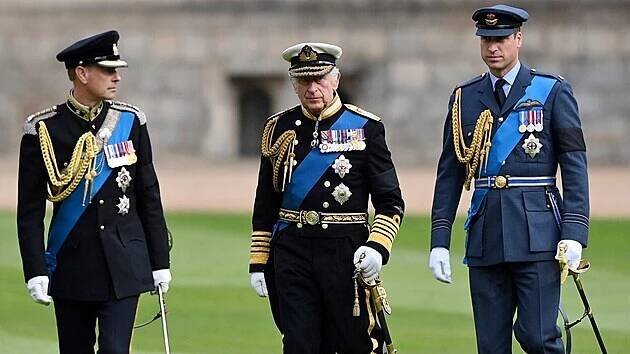 Zleva: Princ Edward, jeho bratr král Karel III. (tehdy ještě princ Charles) a princ William (19. září 2022)