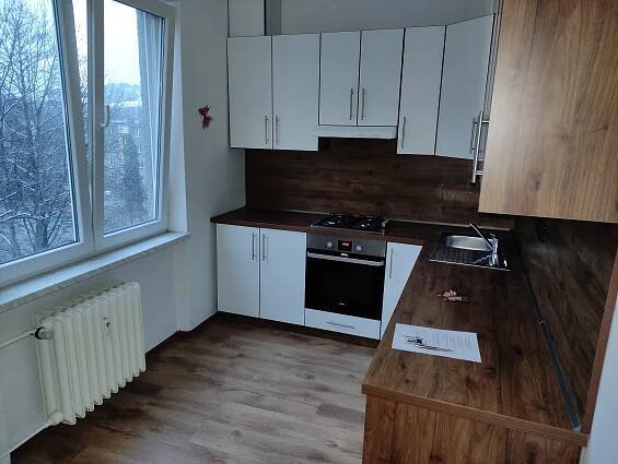 Nabízím pronájem bytu 2+1, 58 m2, 5. NP, 2 sklepní kóje, balkon na schodišti, v ul. Palackého, Třinec - Lyžbice. Nájem 9 500 Kč + služby + energie (5 500 Kč pro 2 osoby). Vratná kauce 2 měsíční nájmy (19 000 Kč). - InzerceTrinec.cz