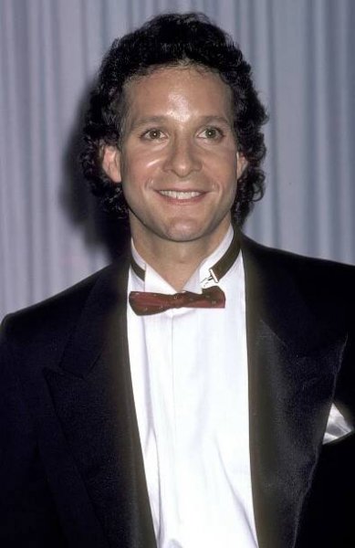 Actor Steve Guttenberg attends the 58th Annual Academy Awards on March 24, 1986 at Dorothy Chandler Pavilion in Los Angeles, California.
