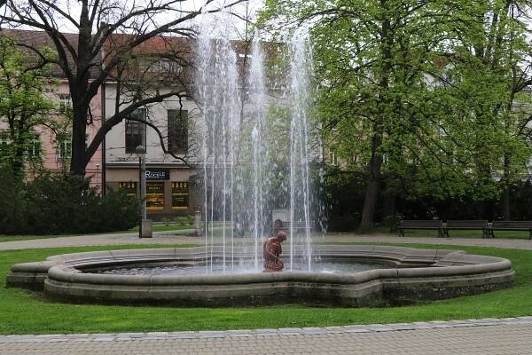 Budějovice nemají jen Samsona. Je tu i Samsonek a Chlapec se žábou