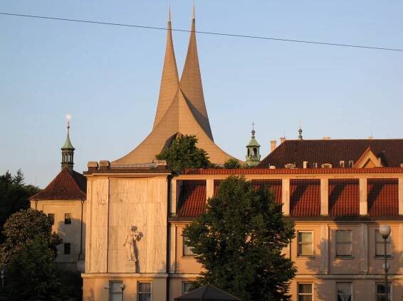 Známé tváře čtou na netradičních místech. Noc literatury vypukne už zítra