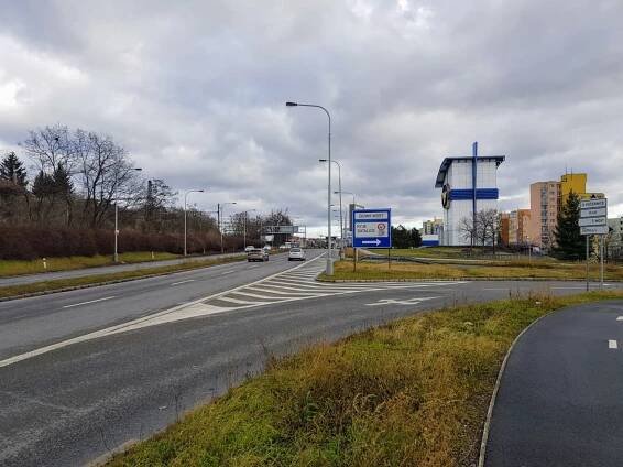 Praha vytváří na rušné Chlumecké ulici cyklopruh. Má ochránit i řidiče na novém parkovišti