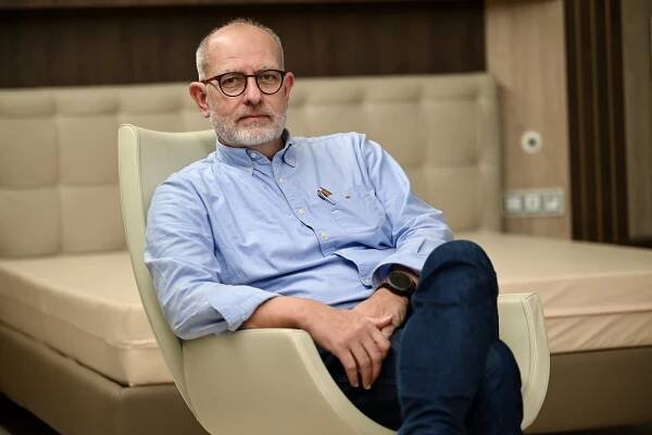 Dostatečně spěte a nechlastejte, radí psychiatr Martin Hollý lidem v dnešní době