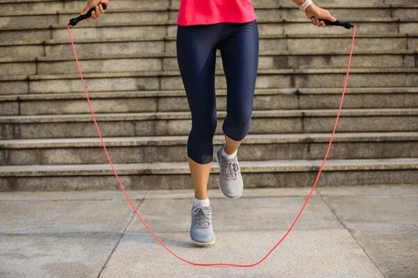 fitness žena skákání přes švihadlo ve městě - skipping exercising - stock snímky, obrázky a fotky