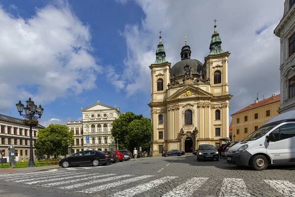 Pohled na průčelí kostela Jana Křtitele v Kroměříži