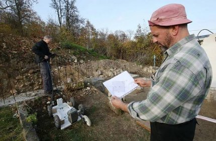 Na hřbitově v Čížkovicích pátrali po ostatcích vojáků. Georadar objevil anomálii