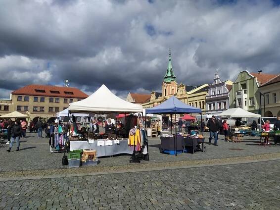 Mělník má za sebou druhé trhy letošní sezony. Stánky lomcoval silný vítr