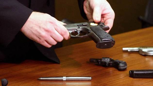 Policisté zajistili střílející tužku i upravený samopal