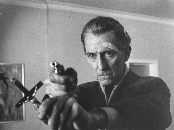 The Satanic Rites of Dracula - Z filmu - Peter Cushing