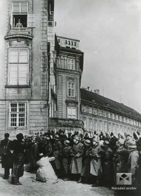 Adolf Hitler v okně Carolova křídla Pražského hradu