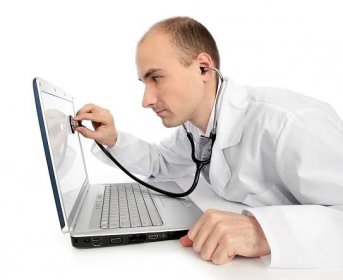 Doktor s stetoskop, oprava notebooku — Stock Fotografie © spaxiax #4327684