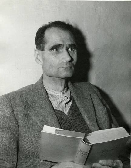 Soubor:Rudolf Hess at Nuremberg prison.jpg