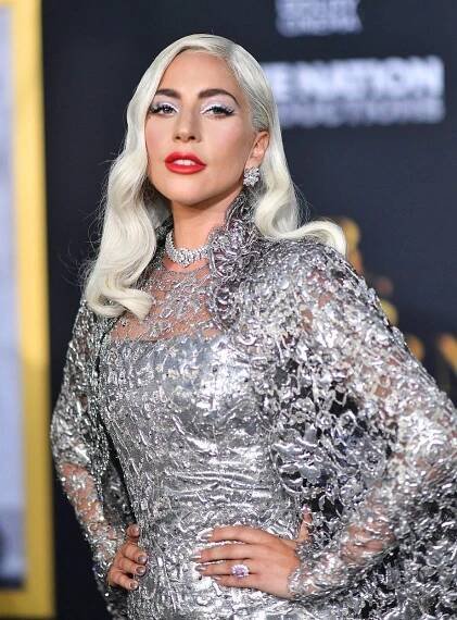 Lady Gaga na premiéře vlastního filmu zářila na všechny strany. Takhle jí to slušelo v metalické róbě