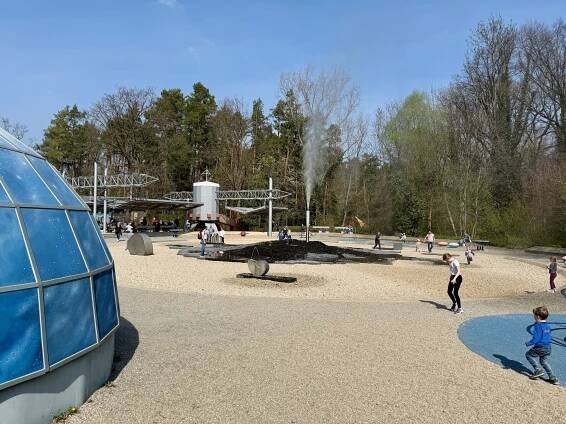 Máte rádi dinosaury? Kousek od hranic najdete tematický park. Tak trochu Jurský park. Nestojí moc a průvodce je v češtině