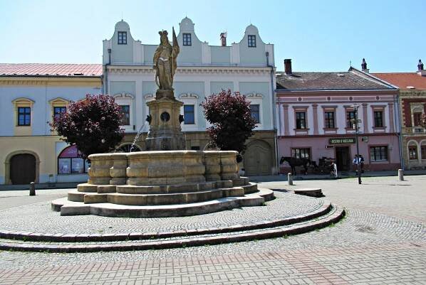 Historická kašna na náměstí v... - Kašna