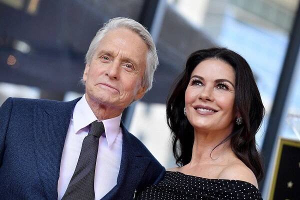 Michael Douglas odkryl hvězdu na chodníku slávy. Přišla ho podpořit rodina včetně otce Kirka (101)