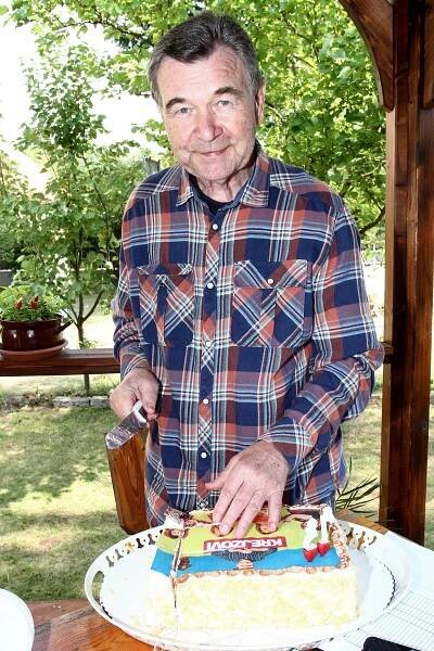 Nemocný Postránecký (75) slavil narozeniny: Dortem mu udělala radost Hybnerová, Tomicová i další seriáloví kolegové