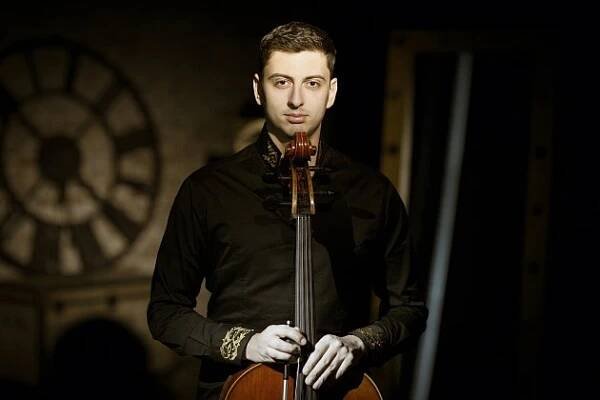 Jedním z vrcholů letošního ročníku Janáčkova festivalu je koncert, který uvede dirigent Tomáš Netopil a violoncelista Narek Hakhnazaryan.
