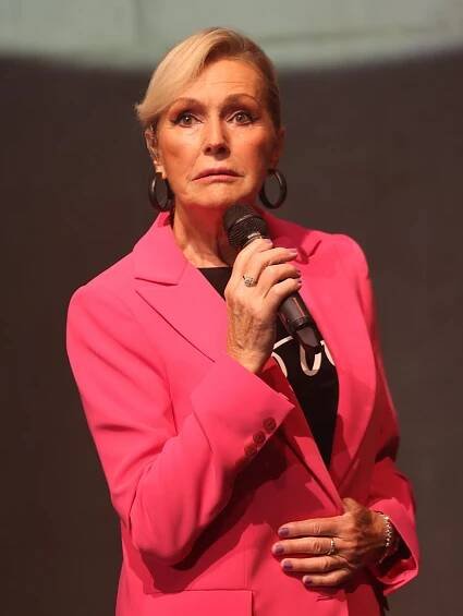 Helena Vondráčková zpívala i přes svoje zranění.