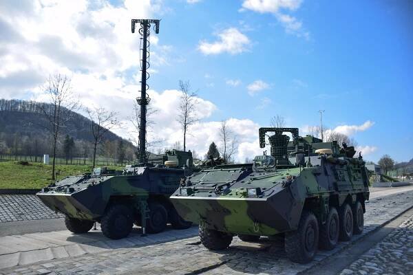 Pandur je v Česku vyráběný a mnohdy kontroverzní stroj naší armády. Jakou má tento kolový válečník výzbroj, kolik žere a jak rychle jezdí a pluje?